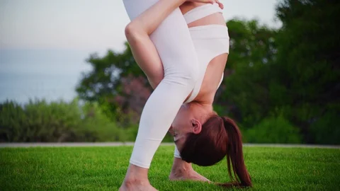 Yoga master doing yoga session at park with view on an ocean Video stock 130048881