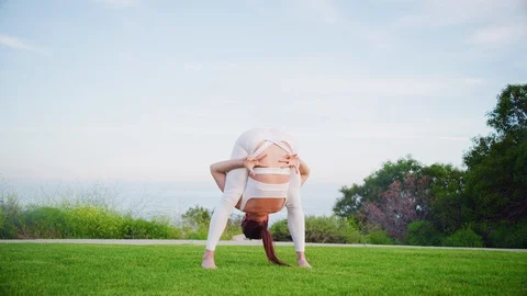 Yoga master doing yoga session at park with view on an ocean Video stock 130049071