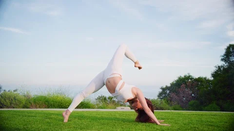 Yoga master doing yoga session at park with view on an ocean Video stock 130049409