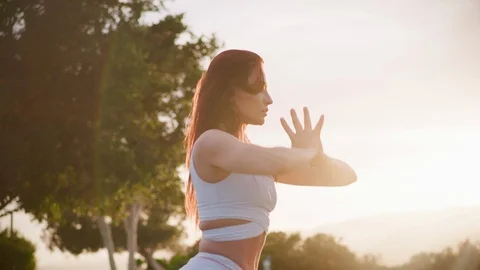 Yoga master doing yoga session at park, backlit sunlight Video stock 130049564