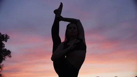 Yoga master doing yoga session at park Video stock 130052858