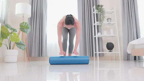 Yoga mats are being distributed by healthy teenage girls in preparation for w Vídeo Stock 194321702