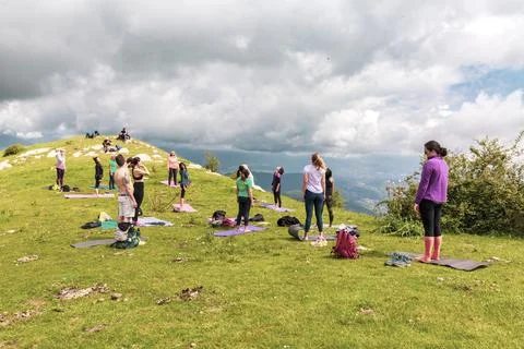 Yoga Meditation Session on Pizzo dEvigno Mountain Ridge 库存照片
