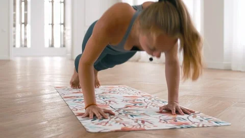 Yoga mentor training alone Video stock 114139960