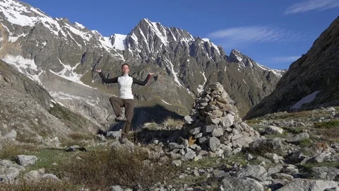 Yoga in mountains Video stock 76920834