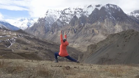 Yoga in the mountains in winter 库存影片 87689338