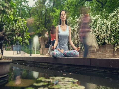 Yoga in park. Seamless loop 動画素材 76590898