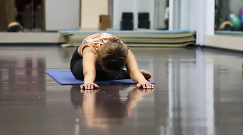 Yoga pose stretches 動画素材 56542124
