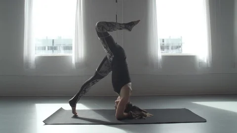 Yoga pose in studio. Vidéo 86887056