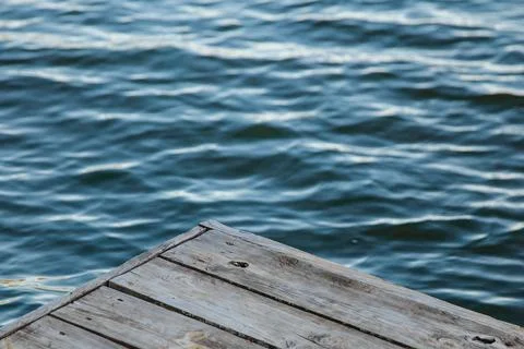 Yoga by the river. Foto stock