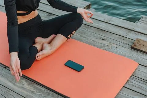 Yoga by the river. Foto stock