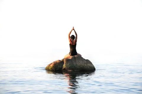 Yoga in the sea Stock-Fotos