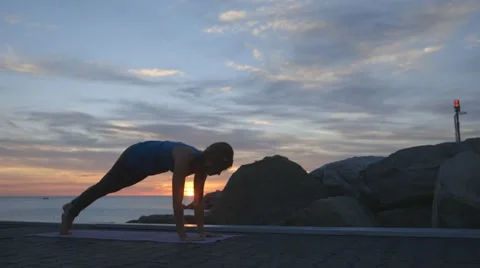 Yoga sequence at sunrise Vidéo 55671379