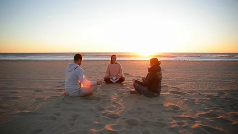 Yoga session on the beach with coach men and woman. Stock-Footage 102166323