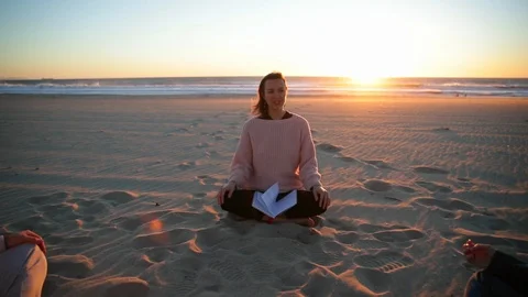 Yoga session on the beach with coach men and woman. Stock-Footage 102166494