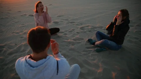 Yoga session on the beach with coach men and woman. Stock-Footage 102167581