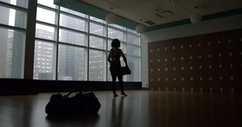Yoga student prepares for class Vídeos de archivo 138041274