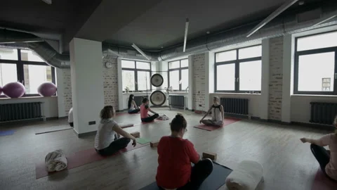 Yoga teacher explains something to his students Stock-Footage 102695148
