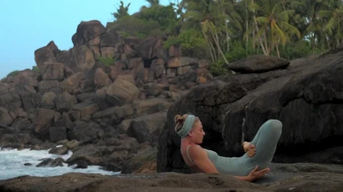 Yoga teacher gets into padma matsyasana on shore slow motion Vidéo 112266239
