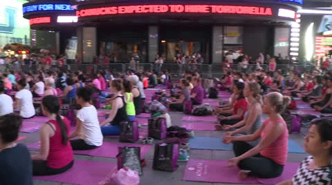 Yoga In Time Square Pan 動画素材 25777675