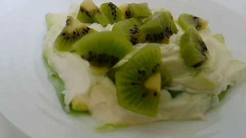 Yoghurt kiwi falls Video stock 89765304