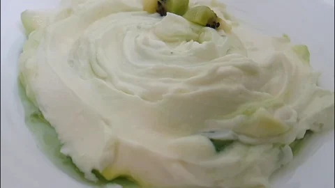 Yoghurt kiwi falls slow motion Video stock 87876989