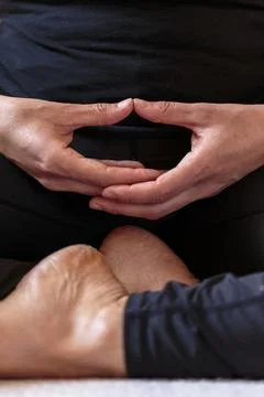 Yogini Making Contemplative Hand Gesture Dhyana Mudra During Meditation Exercise Stockfoto's
