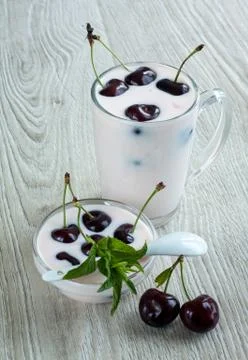 Yogurt with cherries Stock-Fotos
