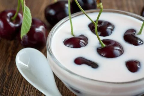Yogurt with cherries Stock-Fotos