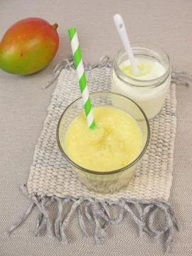 Yogurt lassi with mango Foto stock