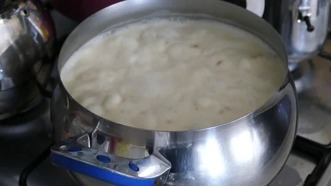 Yogurt soup boiling on the hearth, 動画素材 101096957