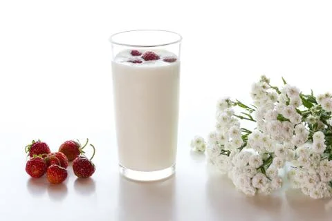 Yogurt with strawberries Foto stock