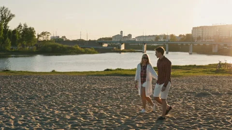 Yong couple walking on the beach Stock-Footage 63302955