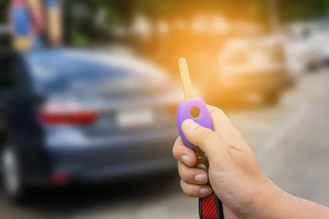 Yong people using remote control to open car door Foto stock