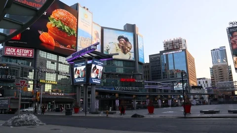 Yonge and Dundas Square Canada’s Time Square Vídeos de archivo 125648041