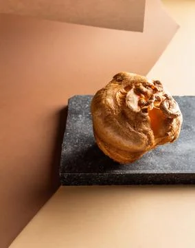 Yorkshire pudding on a brown background. Foto stock