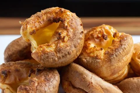 Yorkshire Pudding stack peak close up Foto stock