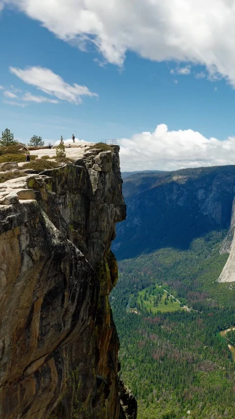 Yosemite Taft Point Time Lapse. Vertical video. Video stock 337139918