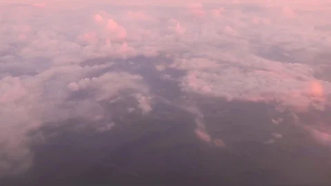 You can see the clouds from the height of a flying airplane. 库存影片 119036247