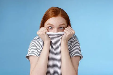 You cannot see me. Silly cute young teenage redhead girl hiding face pulli... Foto stock
