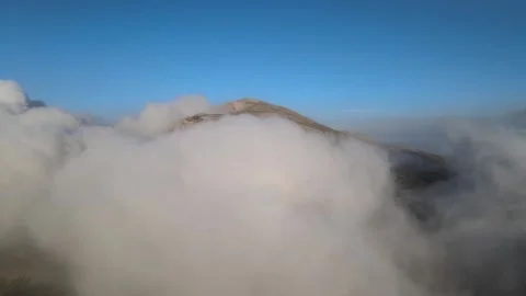 You-will-understand-when-you-pass-the-clouds-on-the-top-of-the-mountain-and- Vídeo Stock 197545676