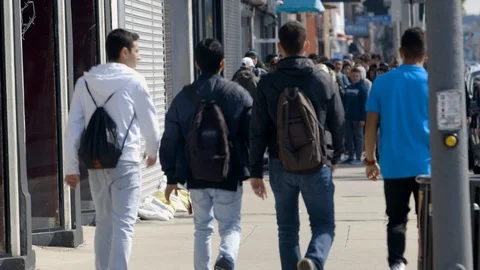 YOUNG ADULTS WALKING DOWN HIGH STREET - TRIPOD 動画素材 92140306