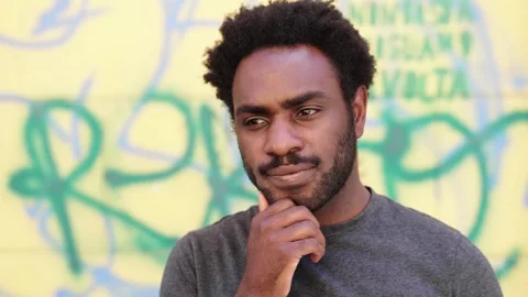 Young African man deep in thought trying to solve a problem Vidéo 278157684