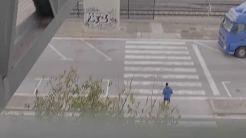 Young African man training next to a train line in the city, seen from above Vídeos de archivo 146309616