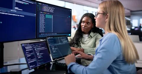 Young African Woman Programs Software Remotely Using Cloud Tools On Laptop. 스톡 사진