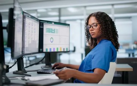 Young African Woman Using Computer To Manage Clinic Appointments And Schedule Stock-Fotos