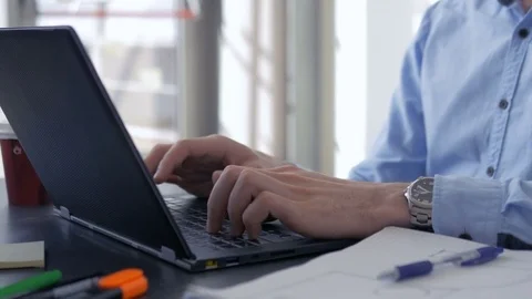 Young ambitious entrepreneur working on a computer in a new office. 動画素材 82230804