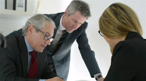 Young and dynamic business team, meet and talk in a busy modern office. Vídeos de archivo 62651799