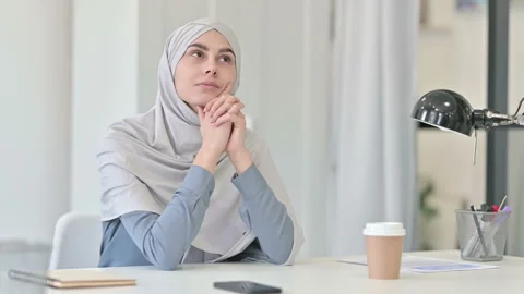 Young Arab Woman Thinking while Sitting in Office 스톡 동영상 152519284