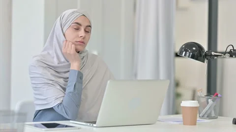 Young Arab Woman Thinking while using Laptop in Office 스톡 동영상 152520317